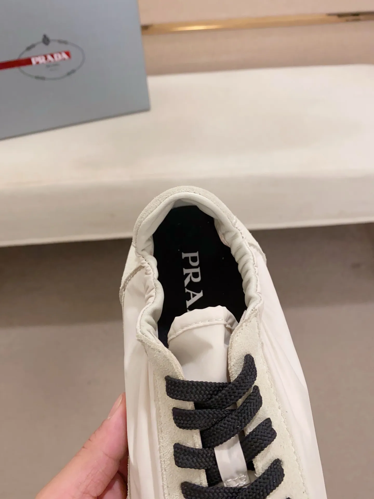 Men's shoes 💰 500💰 ✔️✔️✔️High version High-quality new PRADA counters are launched simultaneously. The new men's shoes and 😘fabrics are selected from first-layer cow suede and waterproof fabrics, and are made by pure handicrafts. Lining: Full sheepskin lining. 👍🏿 High-end ☄️ air-cushion molded anti-slip rubber outsole, exquisite lines, simple and elegant, comfortable and high-end for leisure travel. Number of yards: 38 to 44. Can be customized45